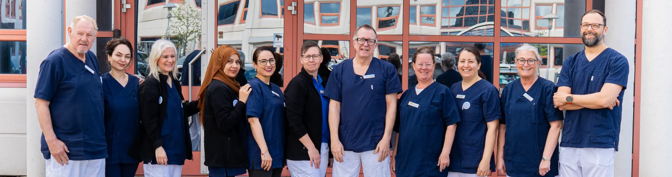 Contact. The Jägersro Health Center team stands next to each other and looks into the camera
