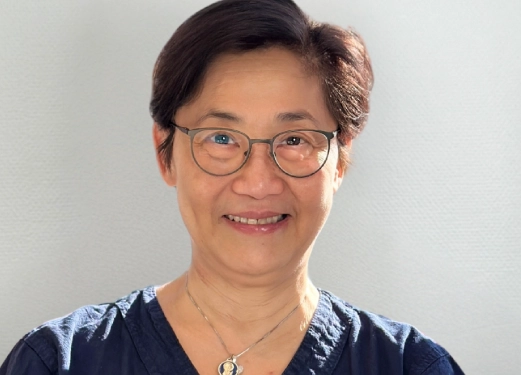 Porträttbild på Dr Suye Tran